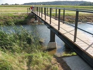 Brug naar wandeling door boeren landerijen