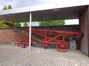 Oude brandweerladder op binnenkoer