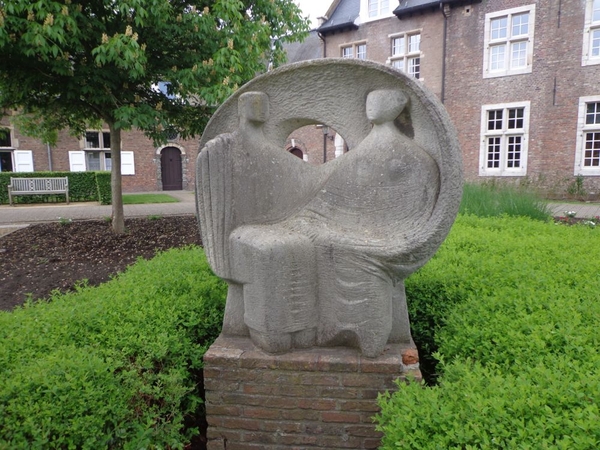 Beeld Het Paar in de tuin van het begijnhof