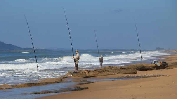 VISSERS OP HET STRAND AAN DE OCEAAN (1)