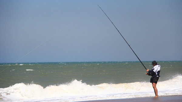 VISSERS OP HET STRAND AAN DE OCEAAN (4)