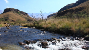 HET KLATERENDE RIVIER IN EEN PRACHTIG DEKOR (1)