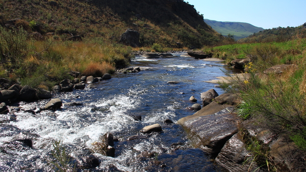 HET KLATERENDE RIVIER IN EEN PRACHTIG DEKOR (2)