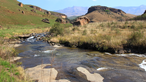 HET KLATERENDE RIVIER IN EEN PRACHTIG DEKOR (3)