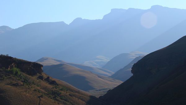 ZONNESTRALEN VALLEN OVER DE BERGEN