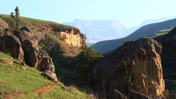 HET ONGEREPTE LANDSCHAP VAN GIANT'S CASTLE