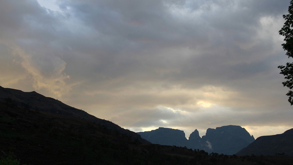 AVONDBEELD BOVEN DE DRAKENSBERGEN