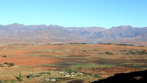 LESOTHO INGESLOTEN TUSSEN HOGE BERGRANDEN