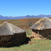 HUTTEN IN EEN OPEN LANDSCHAP