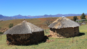 HUTTEN IN EEN OPEN LANDSCHAP