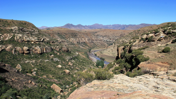 EEN DIEPE KLOOF IS HIER UITGESLETEN DOOR HET RIVIERTJE