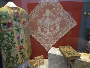 Kazuifel van groene zijde, kantwerk en Romeins Missaal