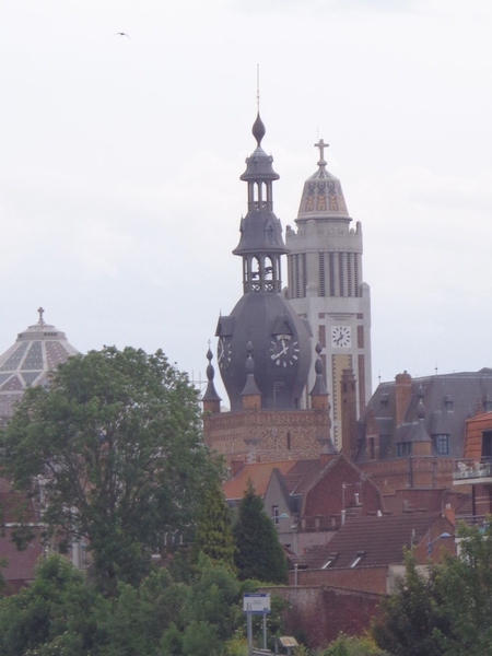 Belfort en kerk in het Franse Comines