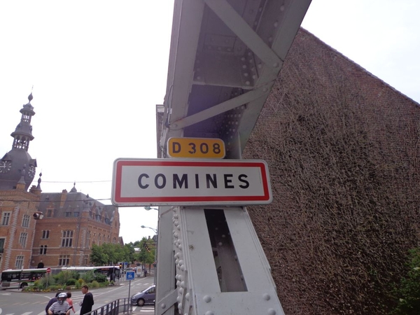 Over de brug het Franse Comines binnen :)