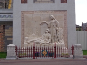 Oorlogsmonument aan de kerk