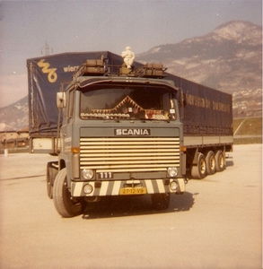 27-12-VB  Foto gemaakt in 1980 op de douane terminal Tren