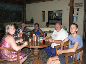 Met onze Belgische en Nederlandse vrienden in Warung Bu ,heel lek