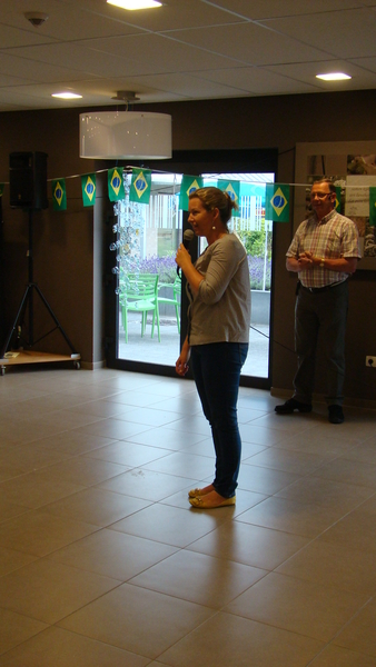 Tinne, de centrumleidster verwelkomt.