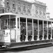 Een open achterwagen, van zomerlijn 15, passeert het Kurhaus