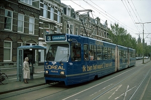 De 3106 in een eentonig L'Oreal jasje op een plek waar tramlijn 3