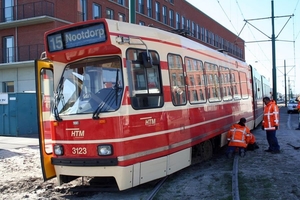 Doordat kinderen stenen op de rails hadden gelegd ontspoorde de 3