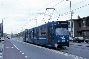 GTL 3057 met een ietwat gehavende reclamejas op de Gevers Deynoot