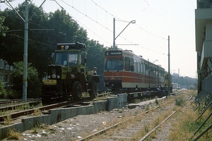 Op de Delftselaan arriveert de 3097 per trein 22-08-1984