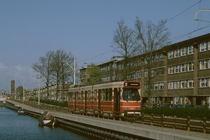 Op de Loosduinsekade rijdt de gloednieuwe 3067 op tramlijn 2 naar