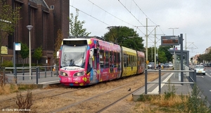 RR-voertuig 4003 met een 'Feest aan zee'-totaalreclame halteert a