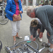 Vrouwen leren fietsband plakken