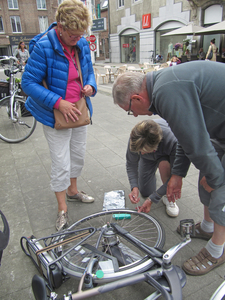 Vrouwen leren fietsband plakken