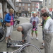 Jacqueline kijkt toe hoe Jos haar fiets maakt