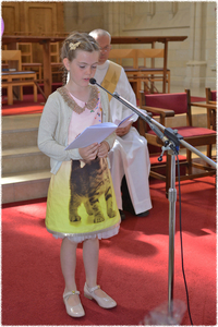 Voorlezen in de kerk,  eerste communie Billie Roos