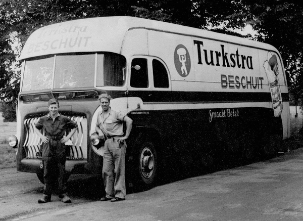 bult  bakhuizen Rechts staat Petrus de Lange, chauffeur bij Fa. G