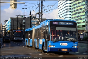 Breng 5228 - Arnhem, Stationsplein 24-12-2011
