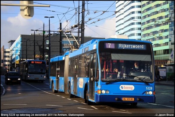 Breng 5228 - Arnhem, Stationsplein 24-12-2011