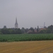 In de verte de kerk en de Briekenmolen