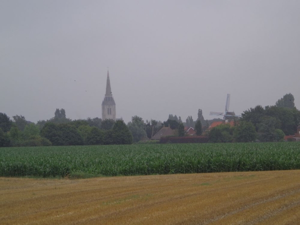 In de verte de kerk en de Briekenmolen