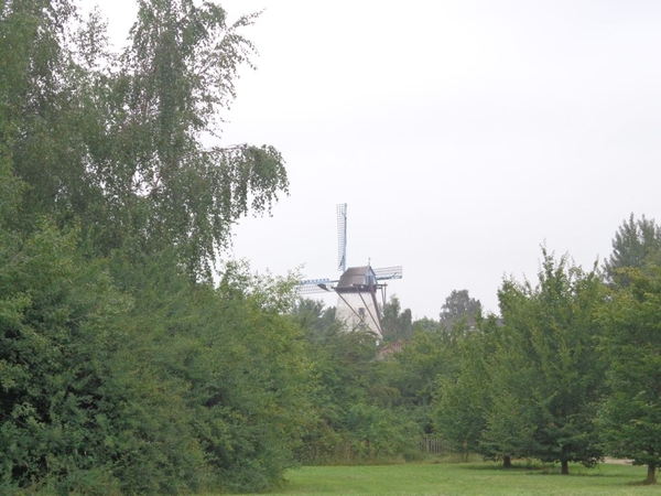 In de verte de Briekenmolen...