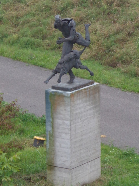 Standbeeld gezien vanop de brug over de Leie