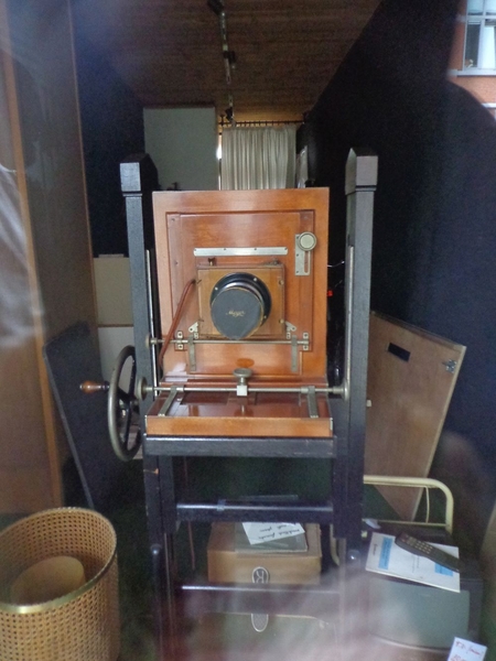 Oude camera in vitrine antiekzaak