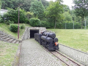 persluchtlocomotief aan mijningang