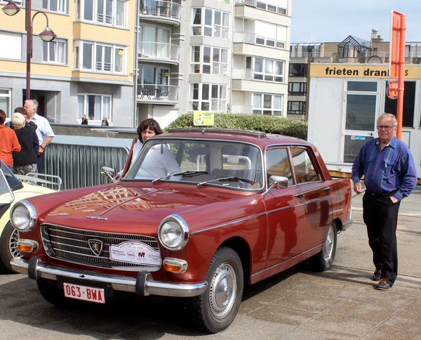 f47_IMG_8653_2014_07_13_tZeetje_Wenduine_Zeedijk_Peugeot404_063bw