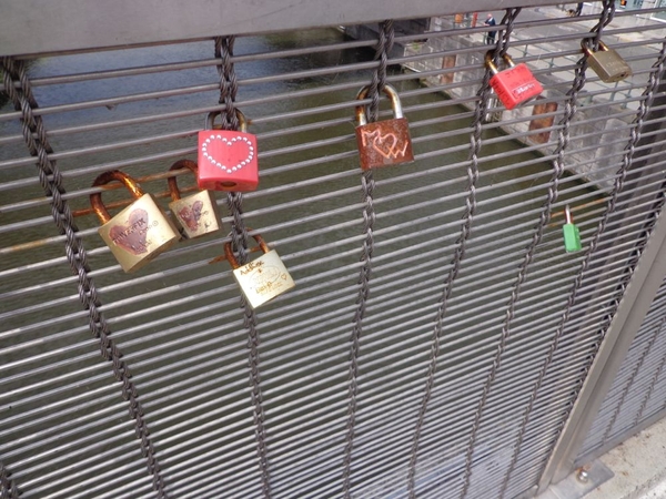 Hangslotjes aan de brug