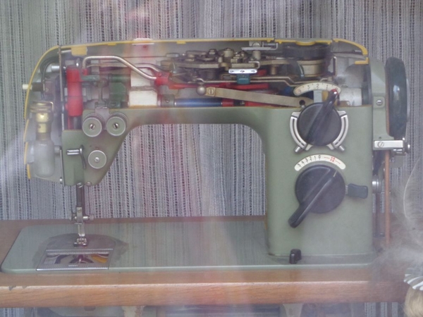 Oude naaimachines in een vitrine
