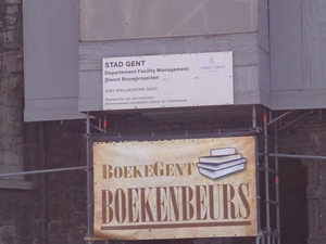 Boekenbeurs in een deel van de kerk