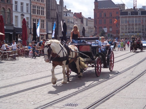 Door Gent met paard en koets