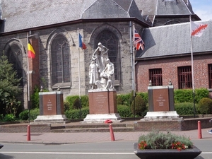 Oorlogsmonument voor de kerk