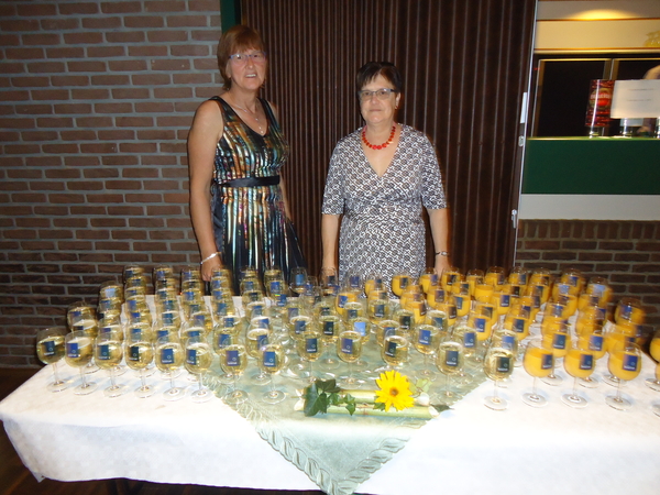 De dames zijn er klaar voor, de glazen zijn gevuld