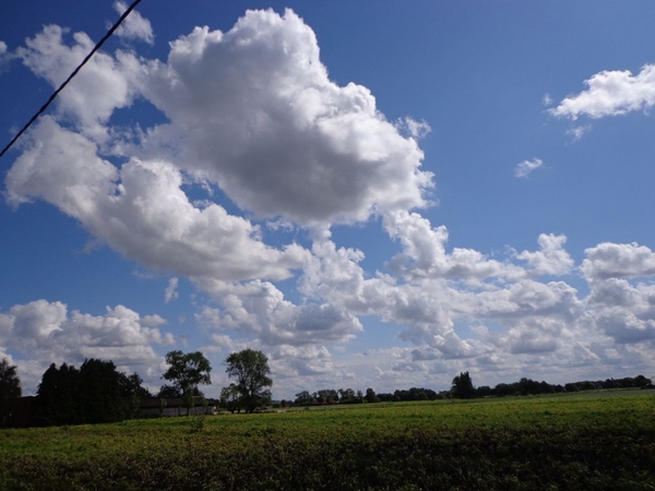 En de wolken blijven...